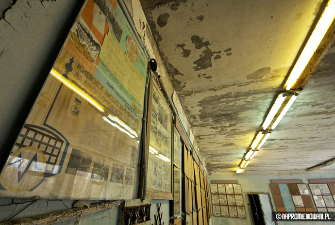 Старые учебные плакаты в свете старых люминесцентных ламп Учебные плакаты в школе города Припять