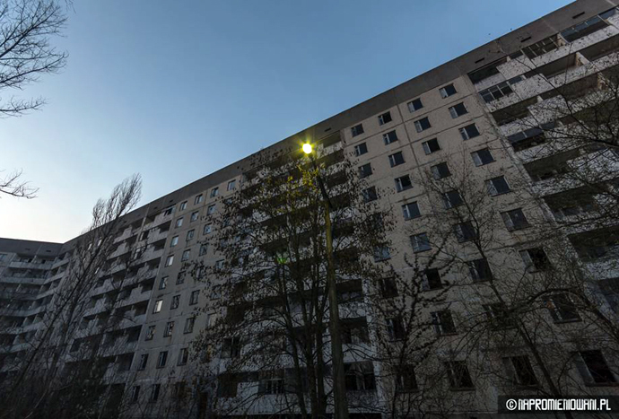Непривычно видеть свет на улице города-призрака после десятилетий темноты Уличный светильник в городе Припять