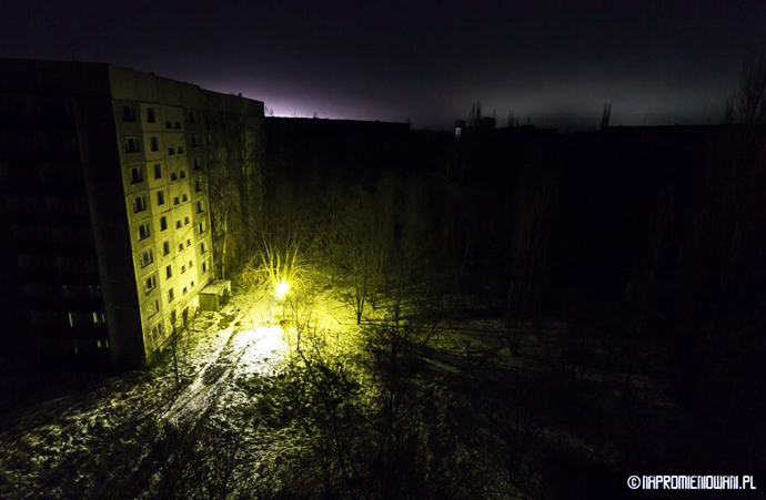 Фонарь у жилого здания в спальном районе Припяти Освещение высотки в городе Припять